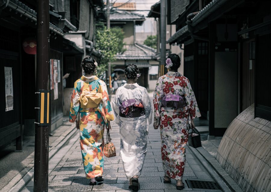 Gion Walking Tour, Geisha Show and Japanese Game in Kyoto - The first hour: Gion beyond the main street