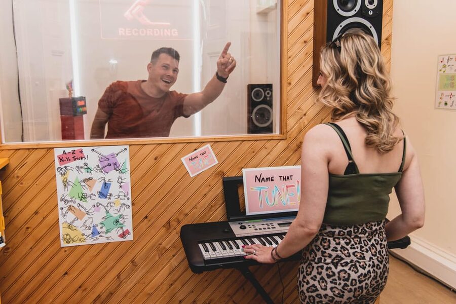 Glasgow: Stuck in the 90s... A Nostalgic Musical Escape Room - Enter the studio of Hearts Desire