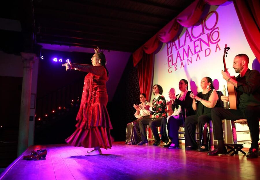 Granada: 1-Hour Traditional Flamenco Show at Palacio - Why the small room changes the show