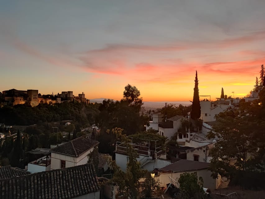 Granada: Albaicín and Sacromonte Sunset Tour & Flamenco Show - Key points at a glance