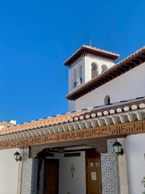 Granada: Albaicín and Sacromonte Sunset Tour & Flamenco Show - Sacromonte and the cave-house question