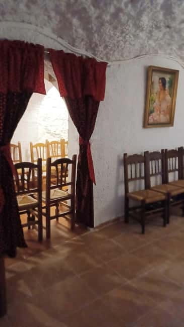 Granada: Flamenco Show Los Parrones in the Sacromonte Caves - The small room: strength and limitation