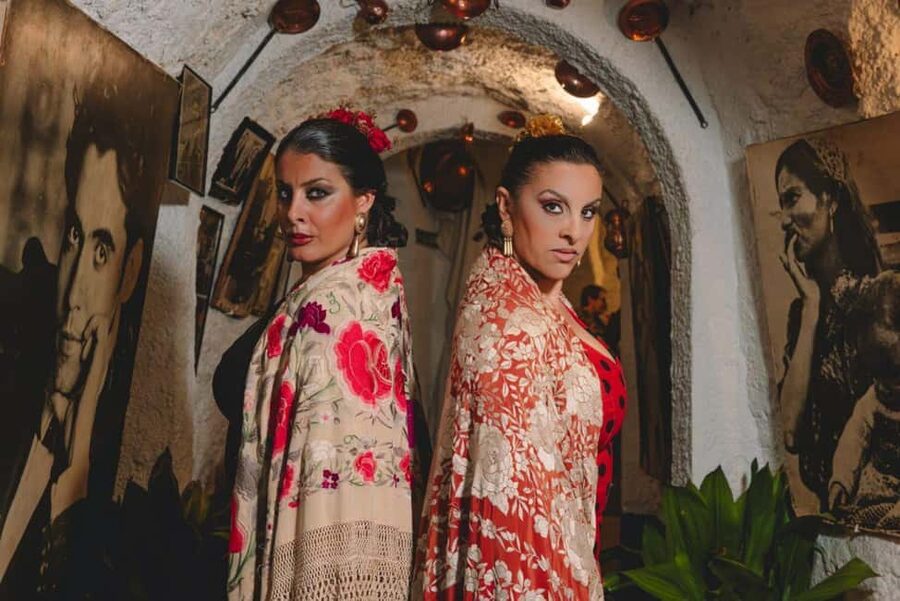Granada: Flamenco Show with Drink or Dinner at Venta El Gallo - What the one to two-hour show feels like