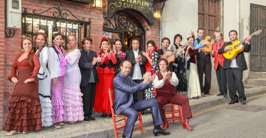 Granada: Sacromonte Caves Flamenco Show with Dinner - Entering a Sacromonte Cave for Flamenco