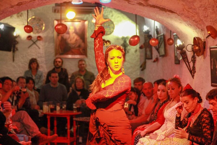 Granada: Sacromonte Caves Flamenco Show with Dinner - How the Cave Setting Shapes Your Night