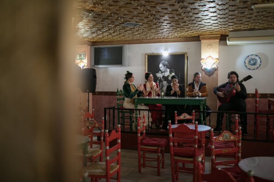 Granada: Traditional Flamenco show at Tablao Albayzín - What happens during the one-hour performance
