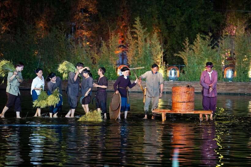 Hanoi: Quintessence of Tonkin Show - A Cultural Spectacle - Quan Ho songs bring the evening to a close