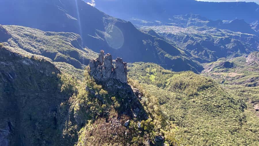 Helicopter flight from St Pierre over Réunion's 3 cirques - Why an aerial tour makes sense on Réunion