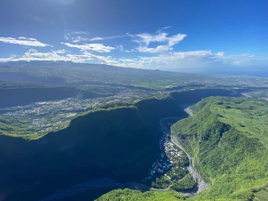 Helicopter flight from St Pierre over Réunion's 3 cirques - Mafate, Réunion’s most remote cirque