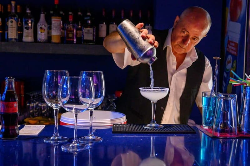 Hersonissos: Spectacular Dinner Show Ticket - What the Alar evening is really like