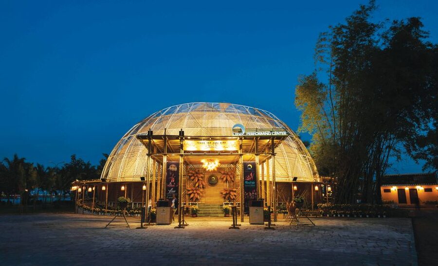 Hoi An: Teh Dar Vietnamese Bamboo Circus at Lune Center - The acrobatics and physical work