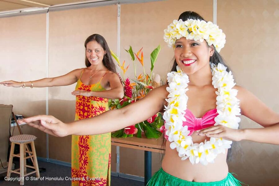 Honolulu: Pacific Star Sunset Buffet and Show - Sailing past Ala Moana, Waikiki, and Diamond Head