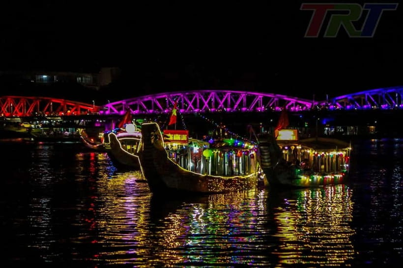 Hue: Perfume River Dinner Cruise with Traditional Show - Releasing flower lanterns on the Perfume River