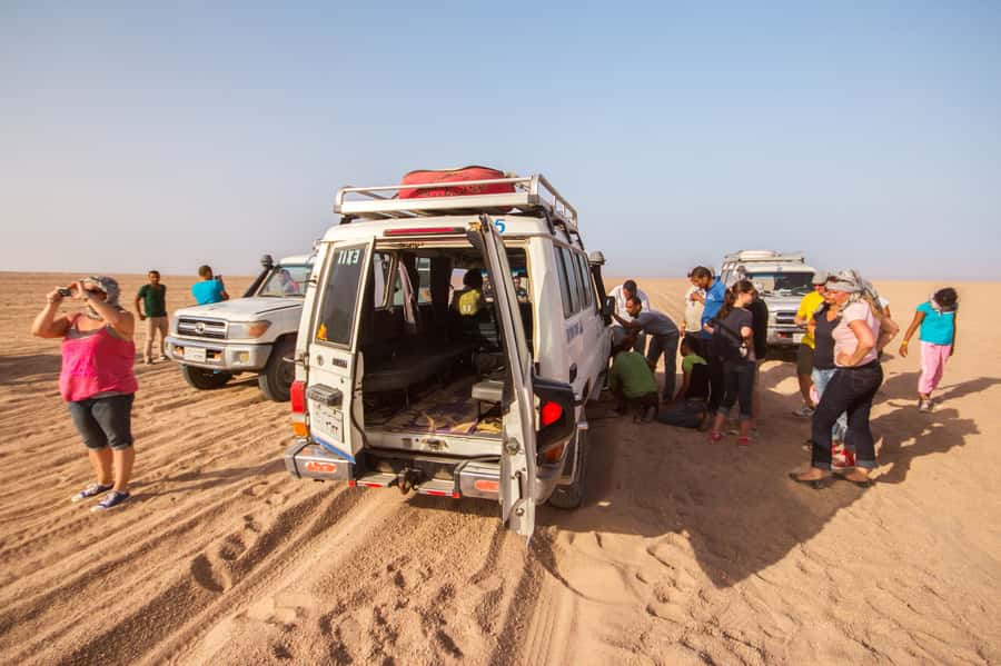 Hurghada: 6-Hour Jeep Desert Safari, Dinner, and Show - Stargazing after sunset
