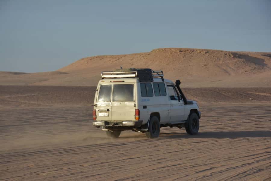 Hurghada: Jeep Safari with Camel Ride, Dinner and Show - Sunset on the 25-kilometer return route