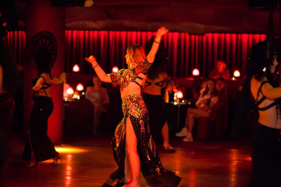 Hurghada: Naz Cabaret ticket with beverages - The room, music, and mood