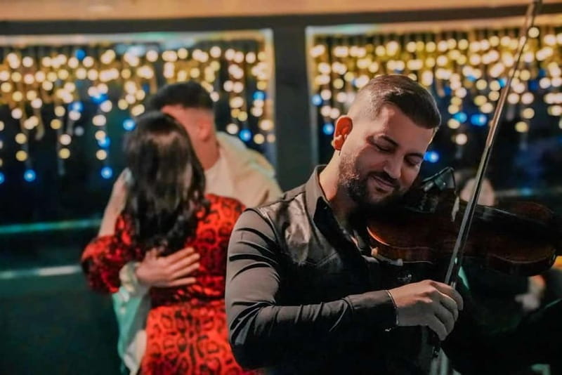 Istanbul: Bosphorus Cruise Dinner, Show & Alcoholic Drinks - Turkish music, folk dance, and the evening show