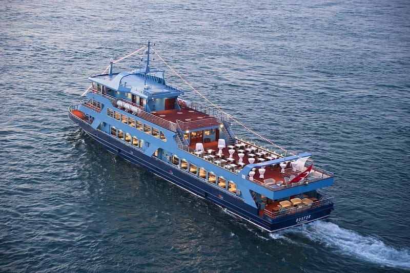 Istanbul: Bosphorus Dinner Cruise & Turkish Night Show - Dinner with Turkish starters and a choice of main course
