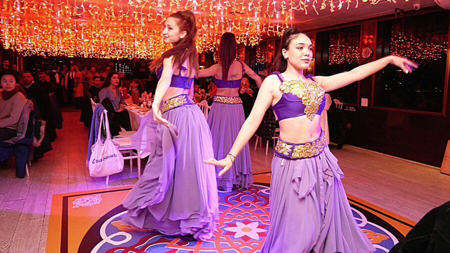 Istanbul: Bosphorus Dinner Cruise with Drinks & Turkish Show - Booking and timing advice