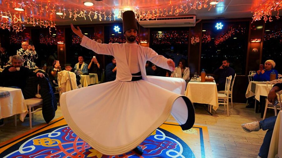 Istanbul: Bosphorus Dinner Cruise with Drinks & Turkish Show - Music, crowding, and comfort