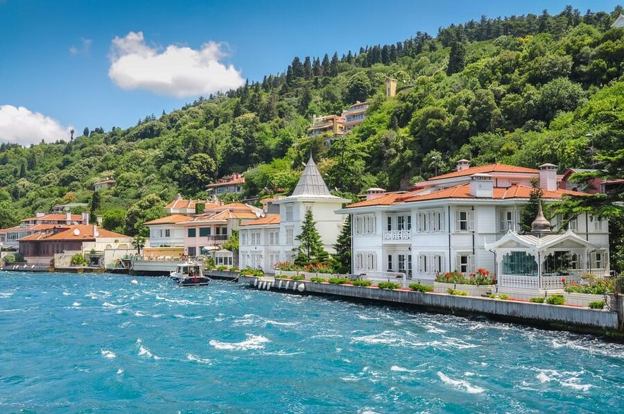 Istanbul: Bosphorus Dinner Cruise with Private Table & Show - Dinner at a private table