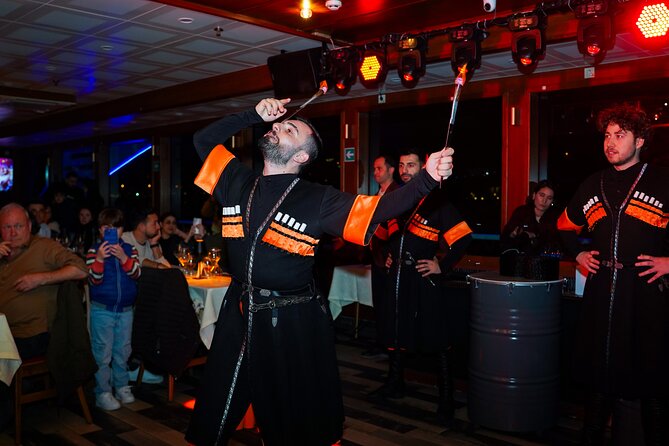 Istanbul: Bosphorus Dinner Cruise with Turkish Night Show - Service and Group Atmosphere