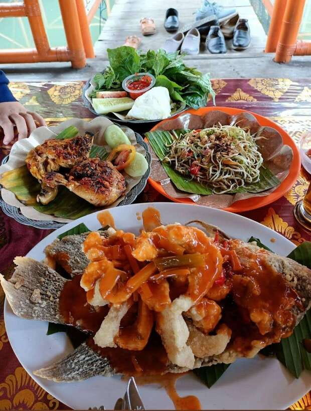 Jakarta to Bogor: Luhur Waterfall and Lake Lido Day Trip - A proper Sundanese lunch after the hike