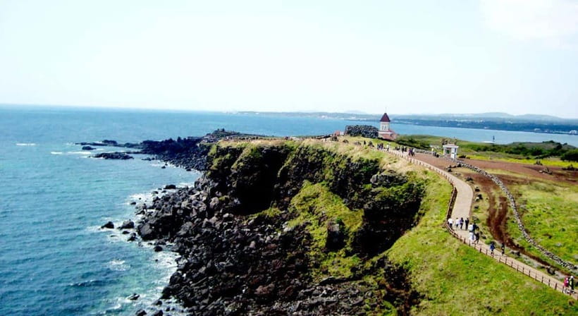 Jeju Eastern Highlight Tour with Women divers show - Seongeup Folk Village and everyday Jeju traditions
