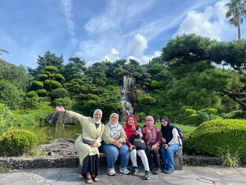 Jeju: Eastern UNESCO Sites Tour with Haenyeo Show - Lunch with local guidance