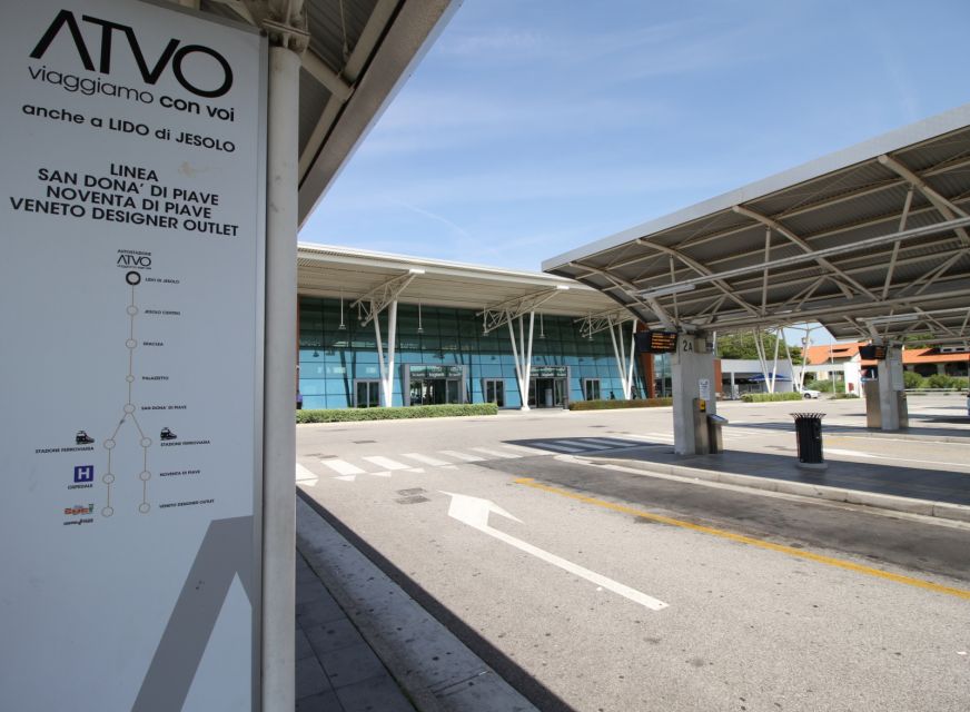 Jesolo Lido: Express Bus to Noventa di Piave Designer Outlet - Finding the outlet entrance and welcome pack