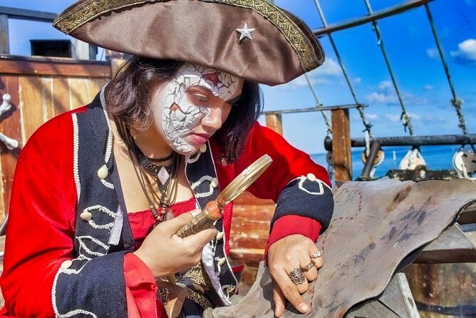 Jolly Roger Pirate Show and Dinner Cruise with Open Bar - The main pirate show and acrobatic battles