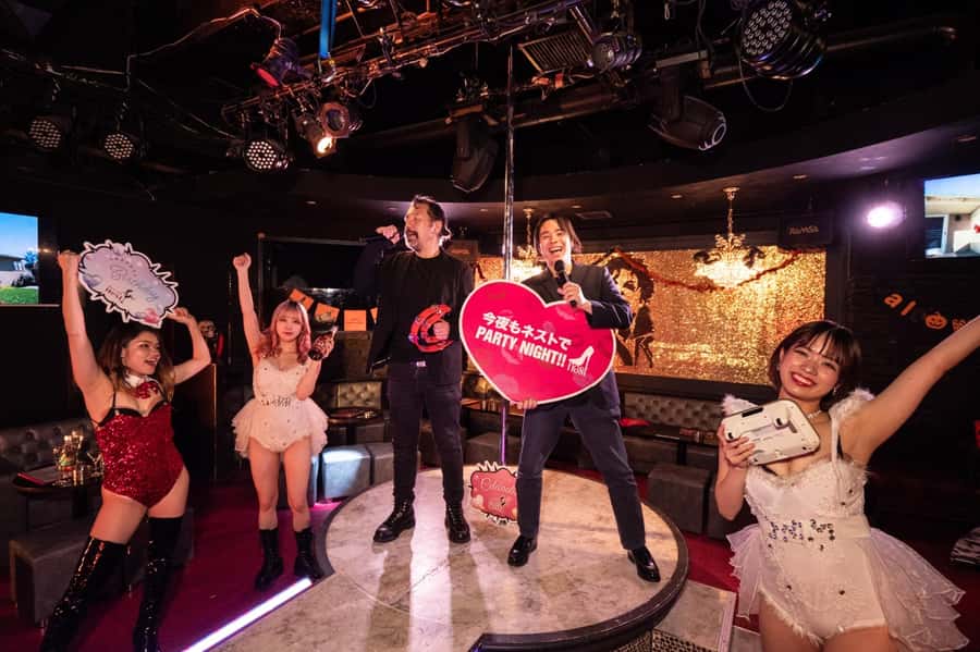 Kabukicho bar hopping & grab a bite tour - Hanazono Shrine before the neon streets