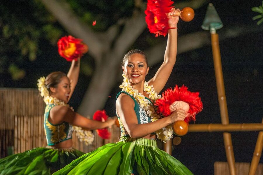 Kailua-Kona: Voyagers of the Pacific Luau with Buffet Dinner - Why the Royal Kona setting matters
