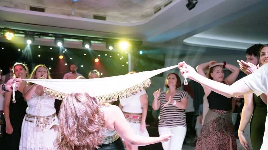 Kamari: Greek Show, Buffet Dinner, and Drinks at Dimitris - Key points to know before booking