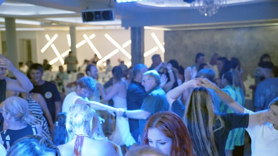 Kamari: Greek Show, Buffet Dinner, and Drinks at Dimitris - Timing your night in Kamari