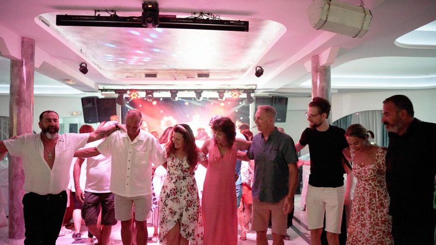 Kamari: Greek Show, Buffet Dinner, and Drinks at Dimitris - What you get from the buffet