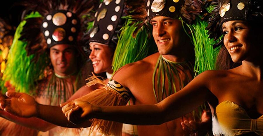 Kauai: Luau Kalamaku with Buffet Dinner & Show - Arriving at Kilohana Plantation