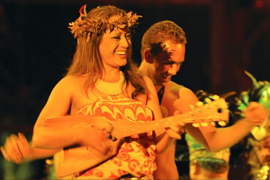 Kauai: Luau Kalamaku with Buffet Dinner & Show - The open bar and what to expect