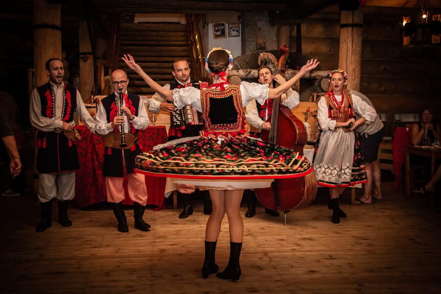 Krakow: Full Traditional Polish Dinner & Folk Show - One hour of Polish music and folk dance