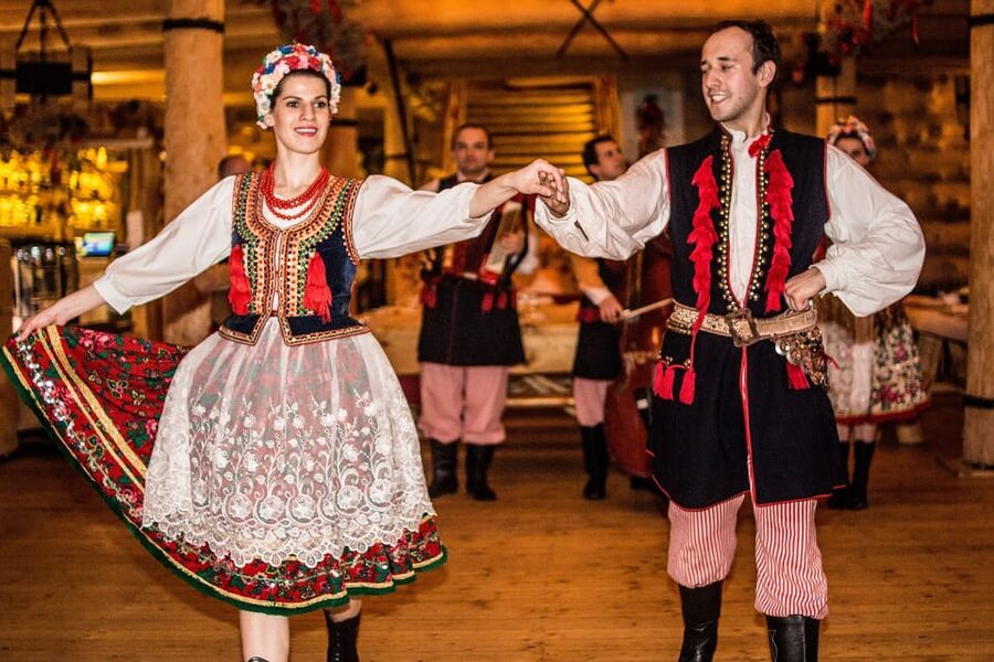 Krakow: Full Traditional Polish Dinner & Folk Show - Arriving at the wooden Skansen Smaków restaurant