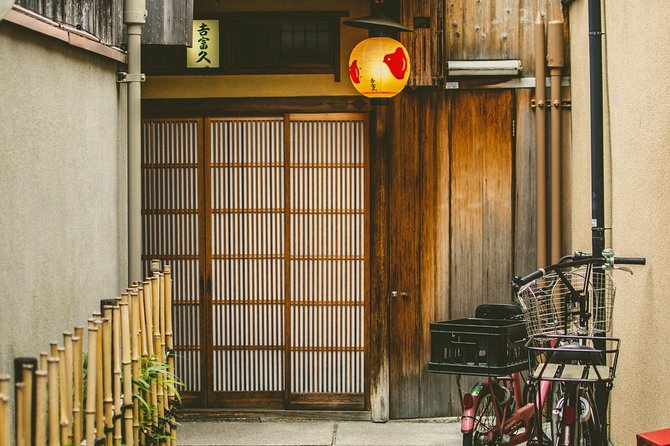 Kyoto Gion Cultural Walk & Geisha Show with Dining Options - Meeting the maiko in Miyagawasuji