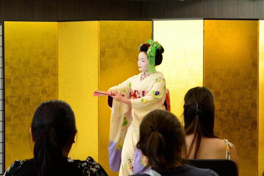 Kyoto: Meet-and-Greet, Maiko Show and Experience - What happens during the 45-minute session