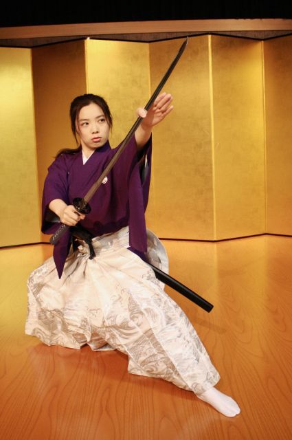 Kyoto: Samurai Kenbu Traditional Sword Dancing Show - The short sword lesson after the show