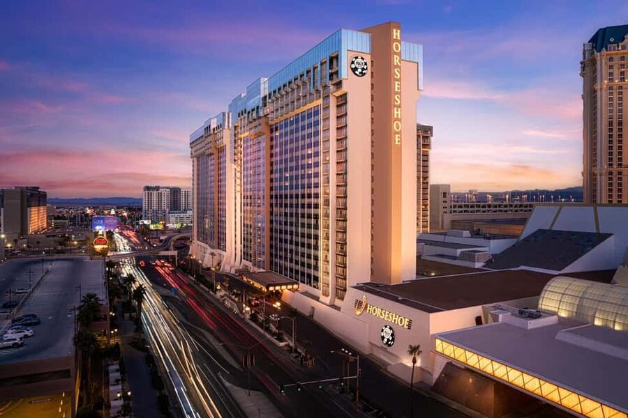 Las Vegas: Sin City Stones - Rolling Stones Tribute Show - The opening act sets the rock-and-roll mood