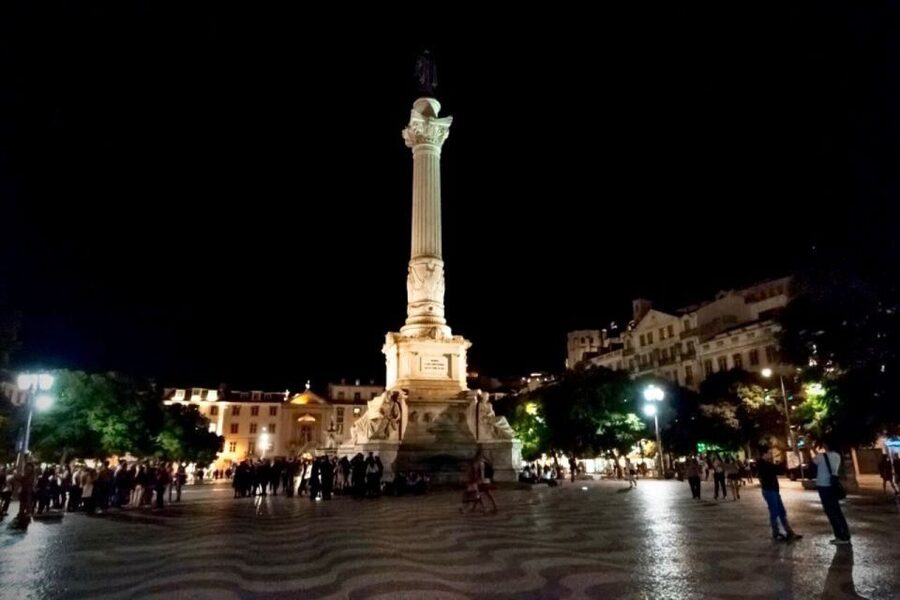 Lisbon: Authentic Fado Show, Dinner and Night Tour - Who should book this Fado evening?