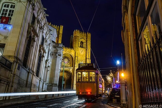 Lisbon: Authentic Fado Show, Dinner and Night Tour - A short Alfama photo stop