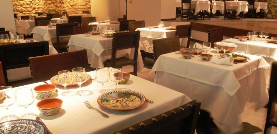 Lisbon Dinner with Fado Show and Sights by Night - Guides and language choices