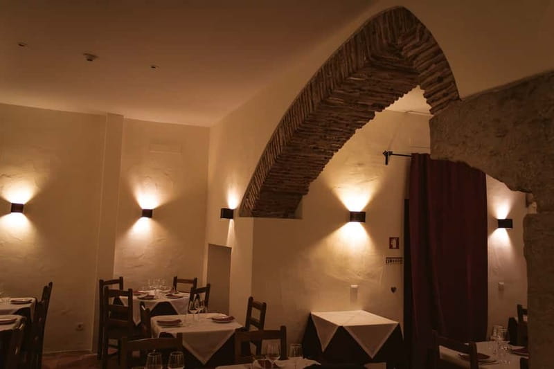 Lisbon: Dinner with Fado Show with the Rising Stars of Fado - What the evening at Canto do Poeta feels like