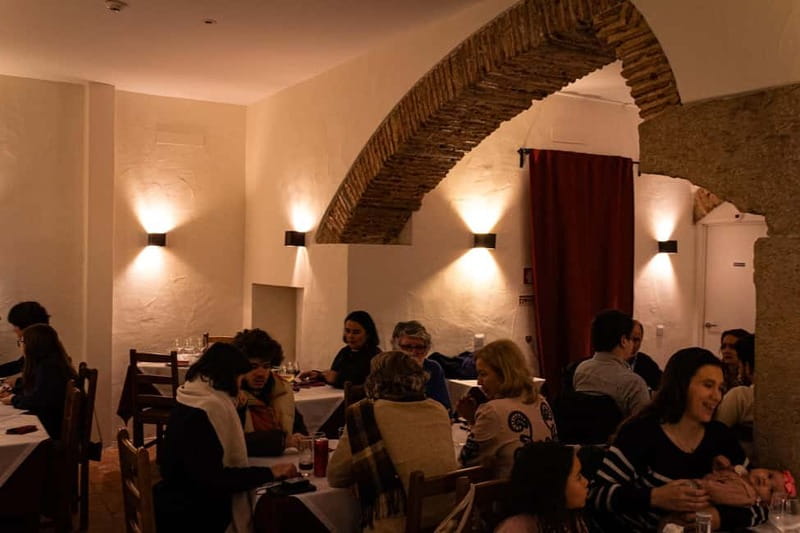 Lisbon: Dinner with Fado Show with the Rising Stars of Fado - The music: strong voices in a very small room