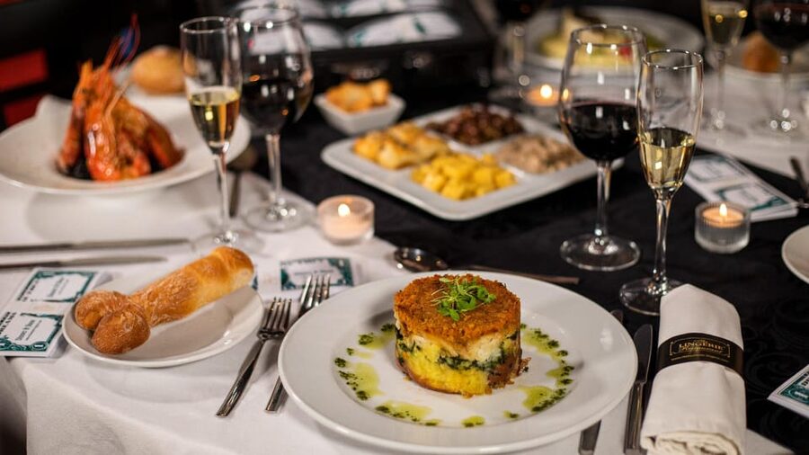 Lisbon: Erotic Cabaret Show and Dinner - A Portuguese dinner with a very different kind of show